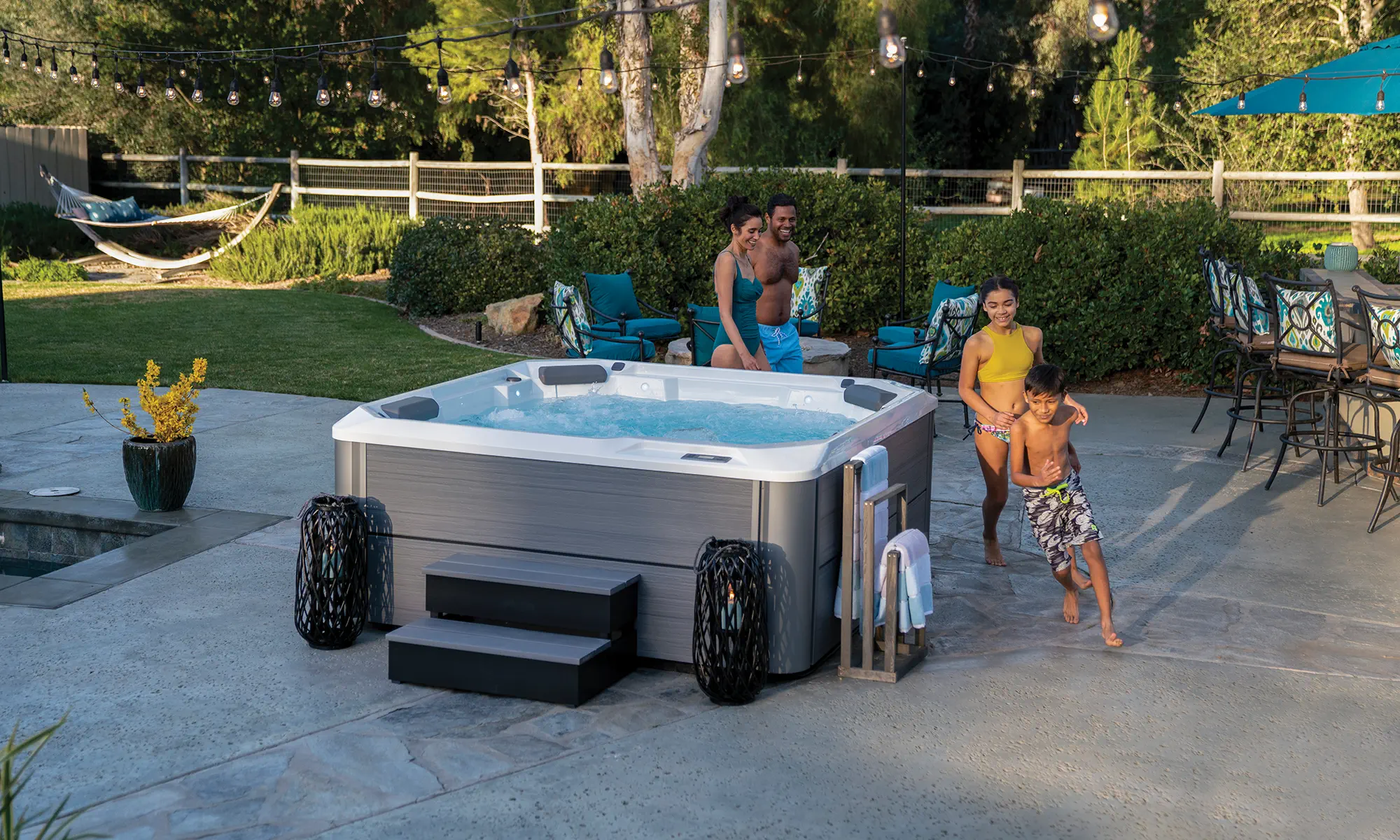 Hot-Spring-Hot-Spot-Relay-2020-AlpineWhite-Storm-Lifestyle-Family-afternoon-03-(2)